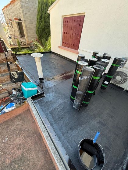 Rouleaux de membrane sur le chantier (étanchéité de deux toits de garage)