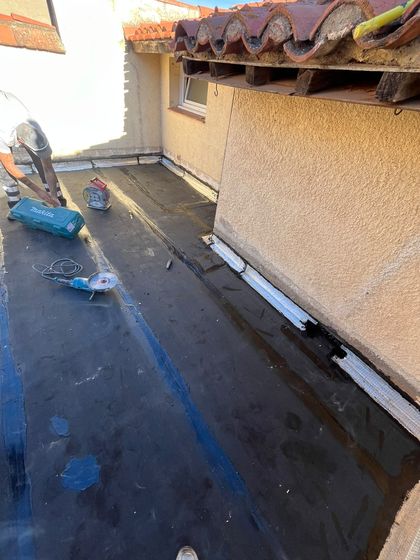 Étanchéité bicouche en cours (étanchéité d'une terrasse accessible)