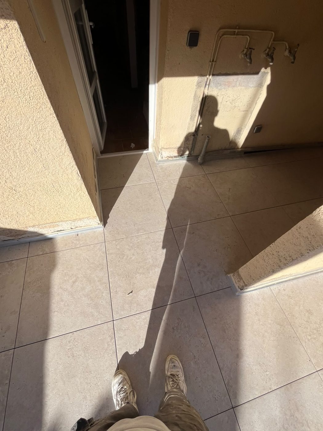 Thuir · Dalles devant la porte-fenêtre