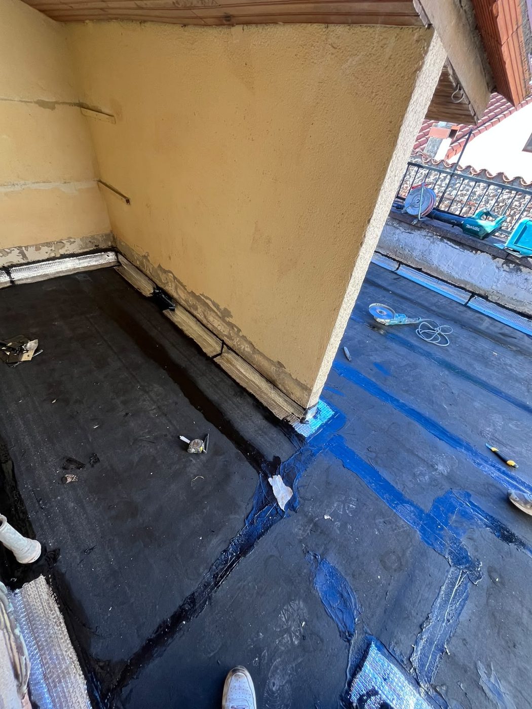 Le muret qui coupait la terrasse, support mis à nu (étanchéité d'une terrasse accessible)