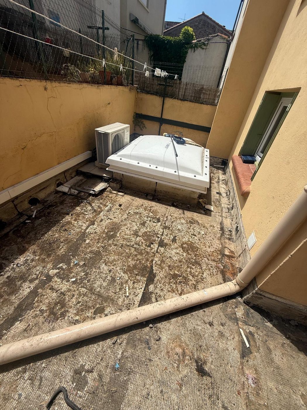 Avant : la descente d'eau qui traversait la terrasse (réfection d'une terrasse après infiltrations)