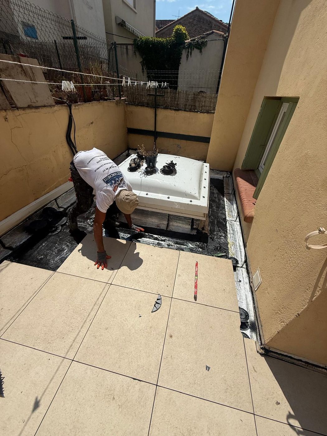 Après : dalles reposées sur plots, finition autour du lanterneau (réfection d'une terrasse après infiltrations)