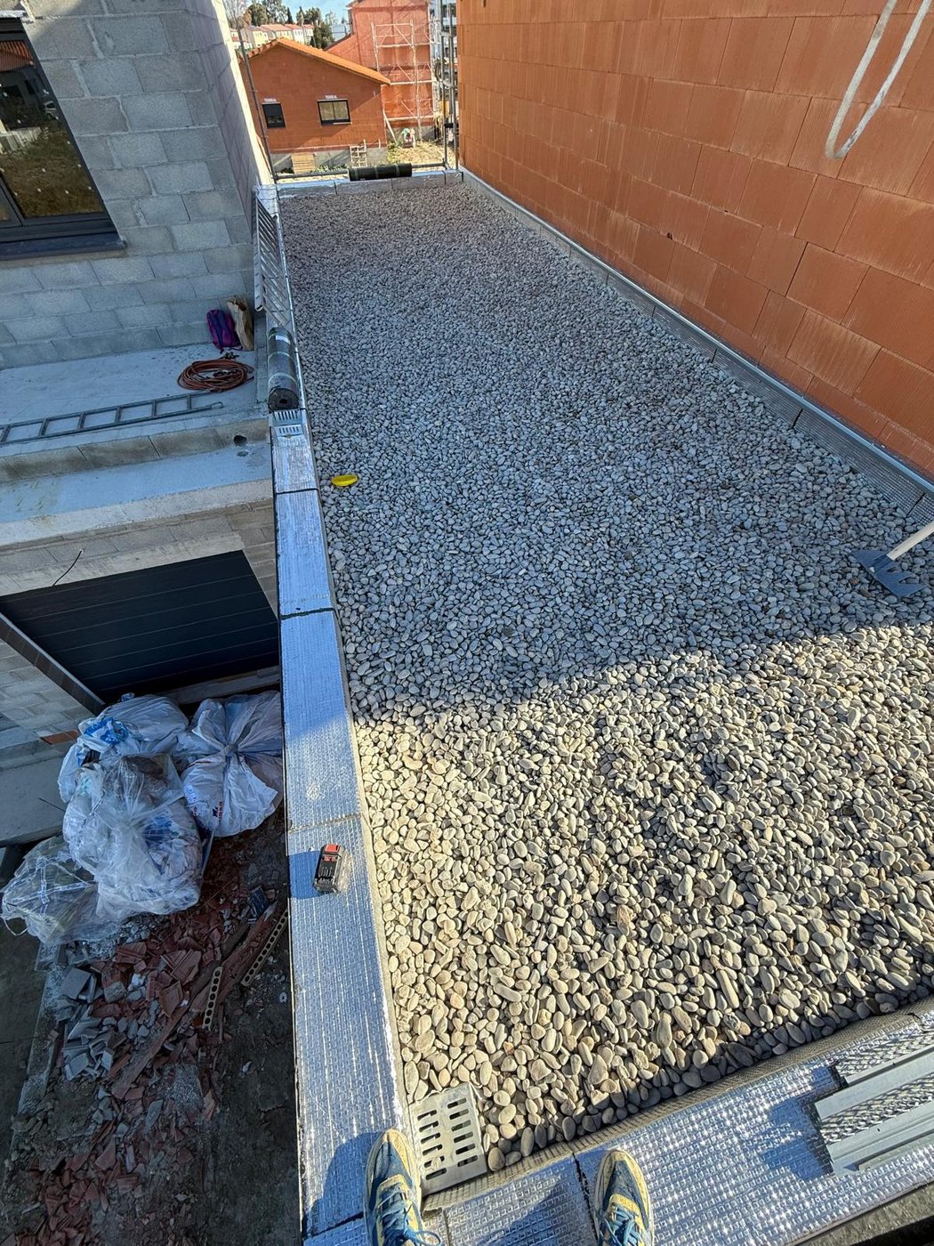 Toiture-terrasse avec protection gravier et relevés aluminium à Bompas