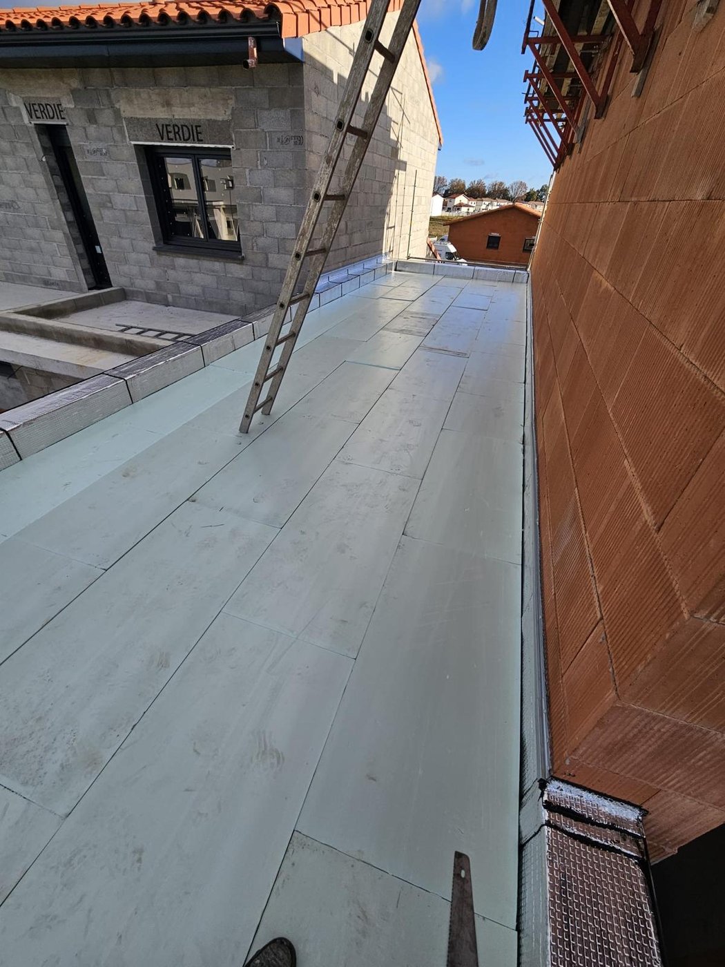 Pose de l'isolant thermique sur une toiture-terrasse neuve à Bompas