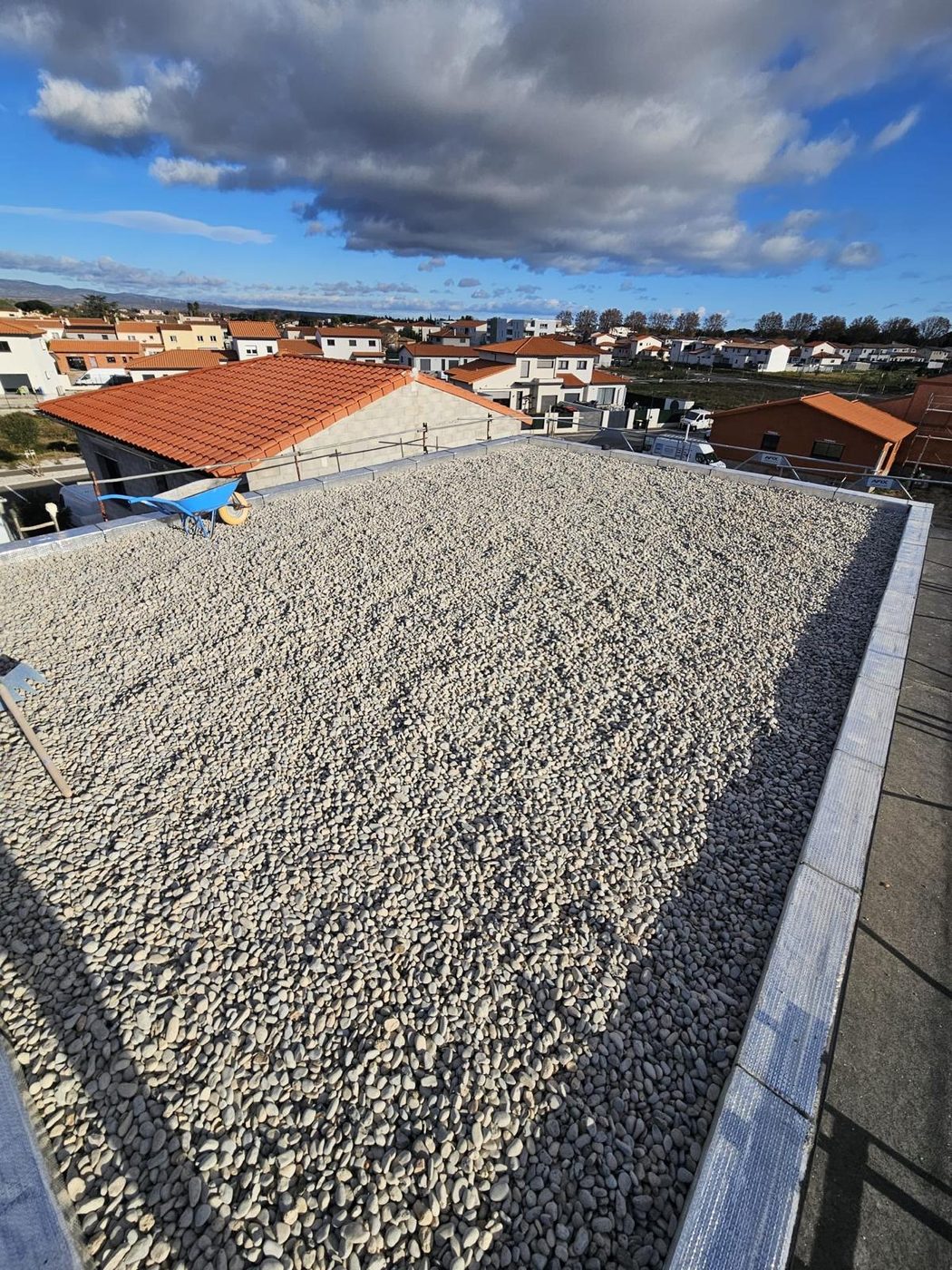 La toiture terminée, protection gravier 20/40 (toitures-terrasses d'une maison neuve)